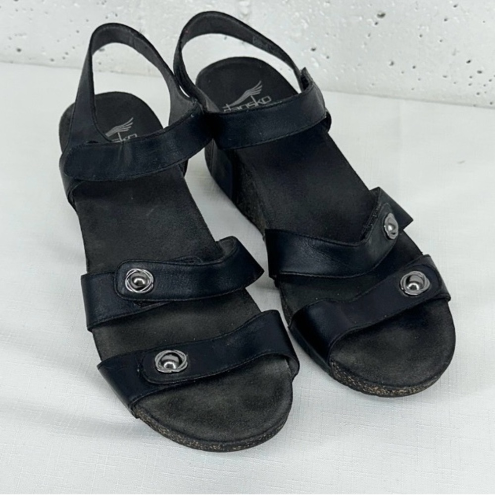 Dansko Women's size 41 (10.5-11 )
SAVANNAH Black Waxy Wedge
Sandals